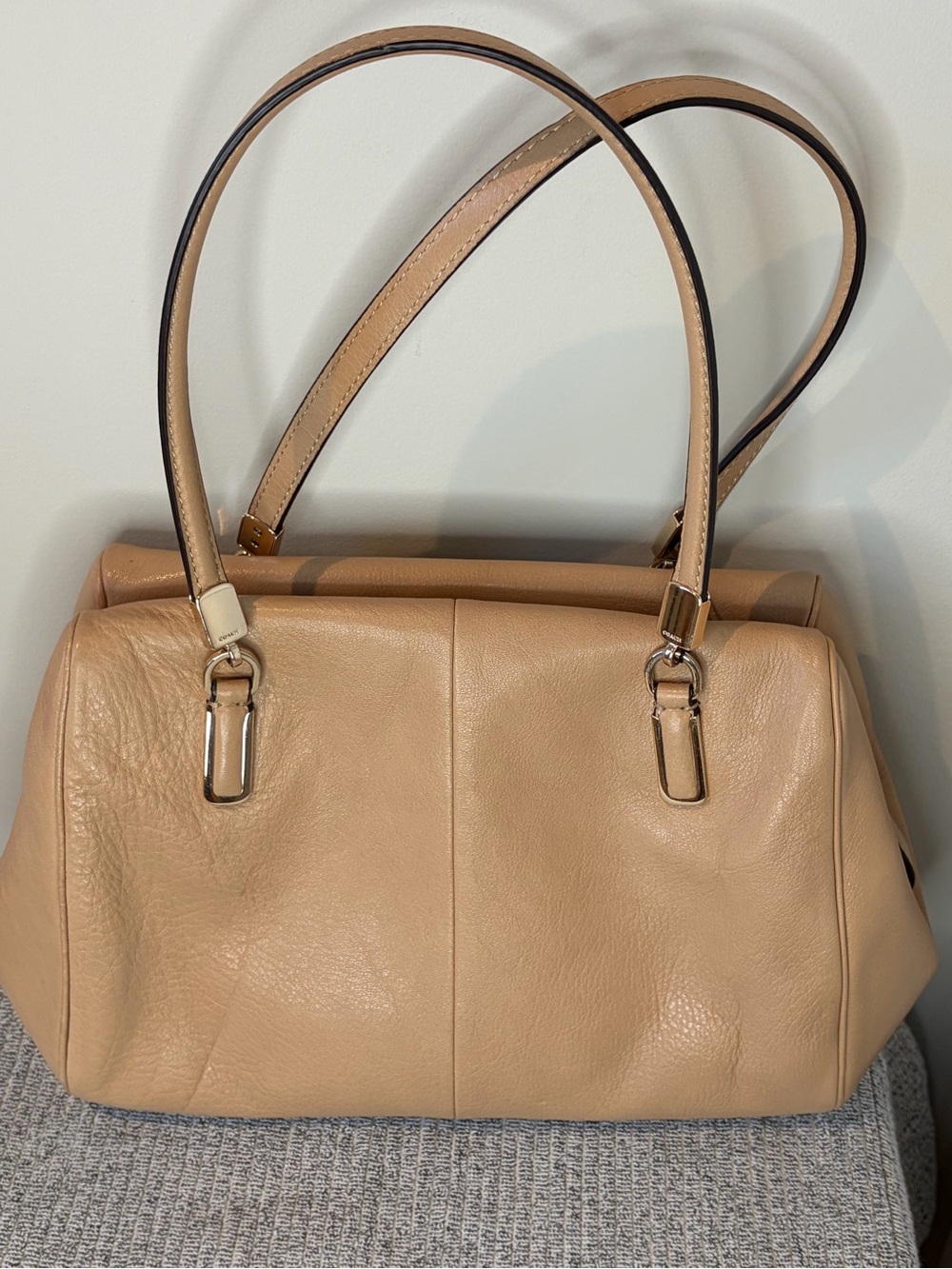 Coach Beige Pebbled leather Shoulder bag/ gold turn lock hardware - Picture 7 of 11